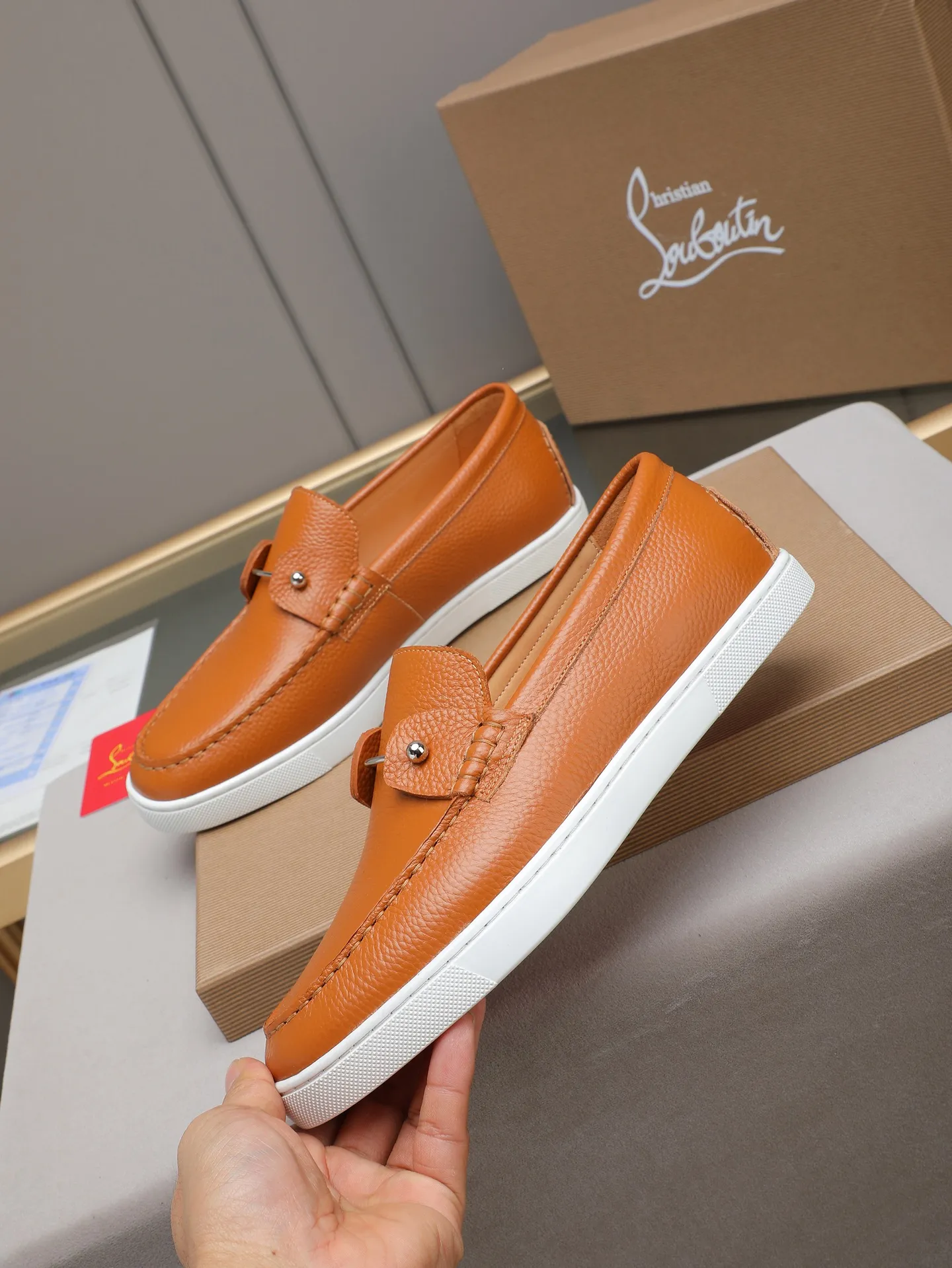 PP480 Christian Louboutin (red-soled shoes) Italian men's casual sneakers are shipped! Each pair of shoes from this Italian handmade shoe brand has a simple and classic design, which is very comfortable and versatile! The upper fabric of this shoe is made of imported cowhide, with high-end and comfortable cowhide lining! The outsole is made of original rubber bottom sheets and is lined with cowhide! Brand-specific mold-opening foot bed, exclusive private mold control! Original box packaging! 39 40 41 42 43 44 (38 45 46 customized)